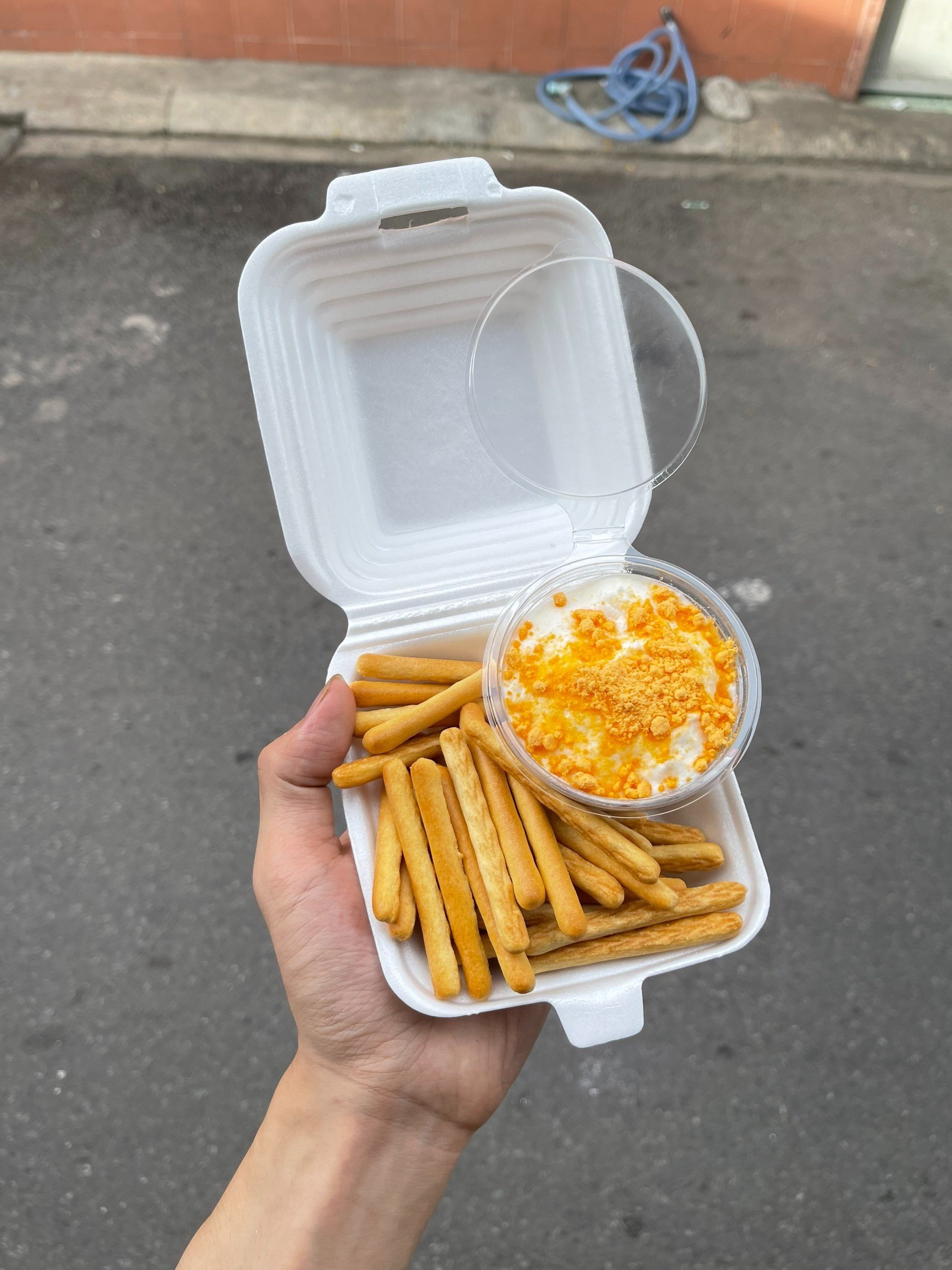 Bánh que bơ sốt trứng muối